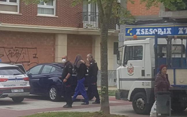 Uno de los hermanos ha salido esposado y con la cabeza tapado de la casa donde fueron hallados los perros muertos