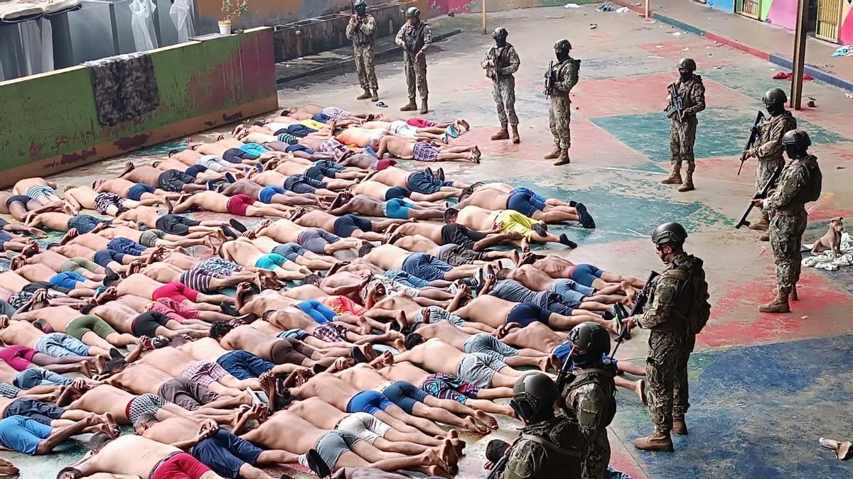 El ejército custodia a decenas de detenidos tras la ola de violencia registrada el martes en Ecuador.
