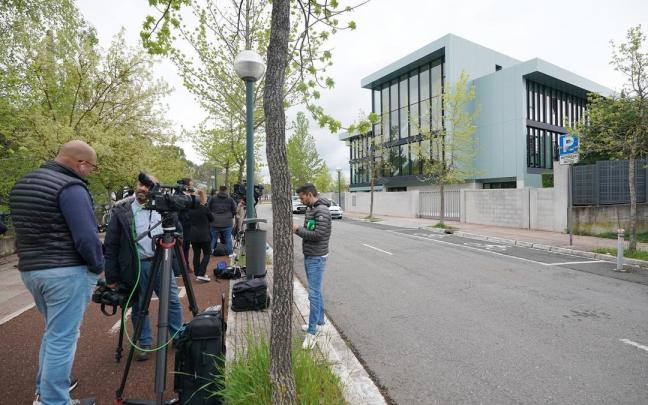 Varios medios congregados frente a la clínica del doctor Anitua.