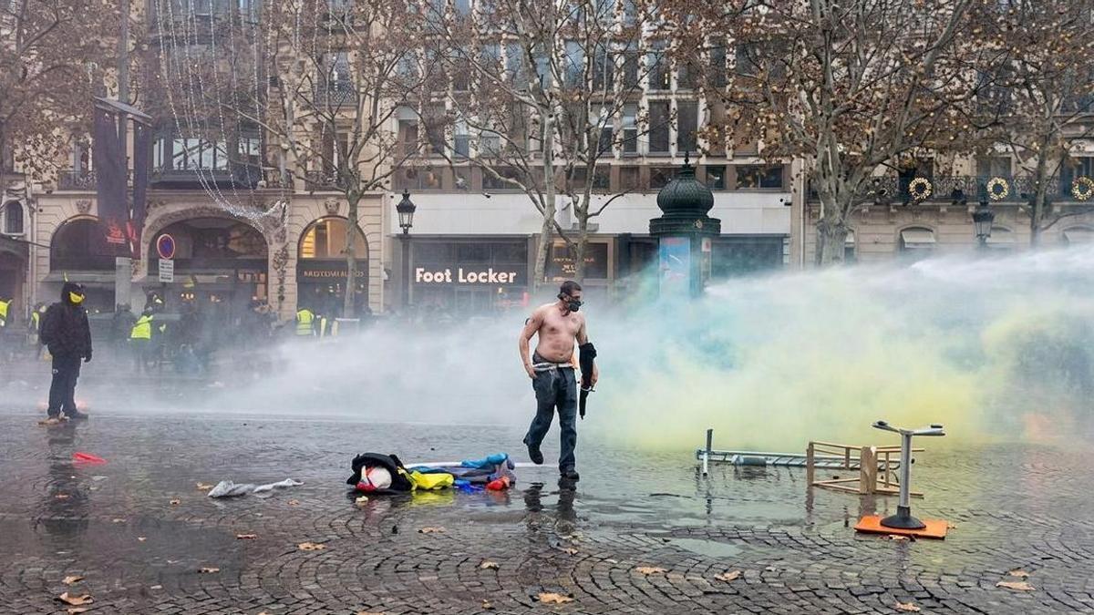 El hombre sin camisa que se ha hecho viral en las protestas de París