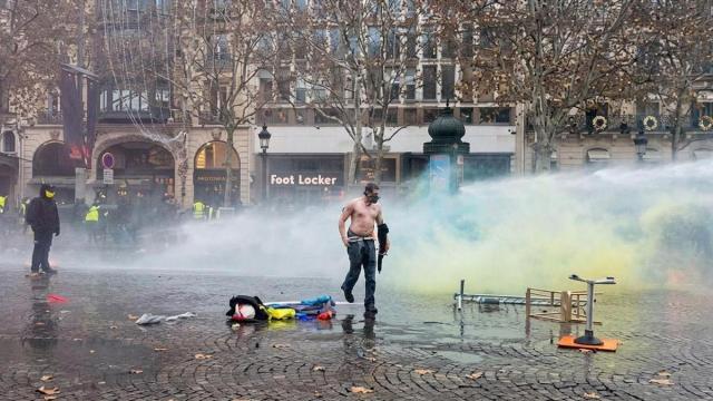El hombre sin camisa que se ha hecho viral en las protestas de París