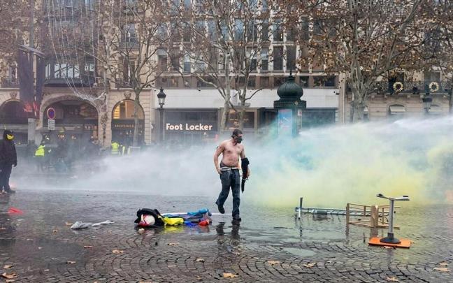 El hombre sin camisa que se ha hecho viral en las protestas de París