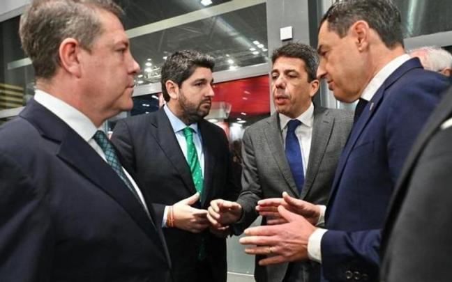 Emiliano García-Page junto a los presidentes de Andalucía, Murcia y Comunitat valenciana, en Fitur hablando sobre financiación autonómica.