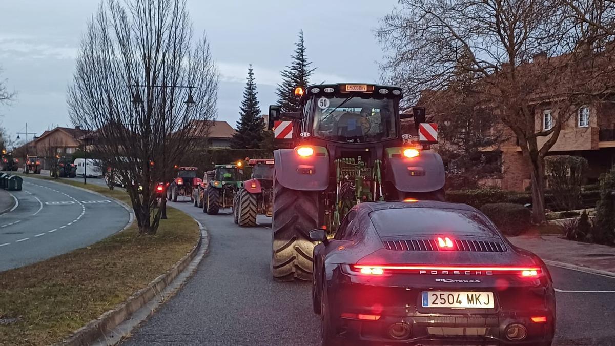 Tractores en la Avenida de Egües, en Gorraiz, rumbo a la vivienda de María Chivite. Foto: Diario de Noticias