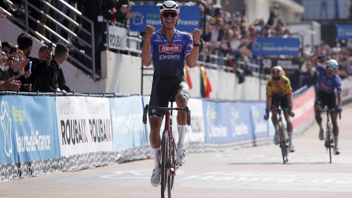 Van der Poel celebra la victoria de la París-Roubaix por delante de Philipsen y Van Aert.