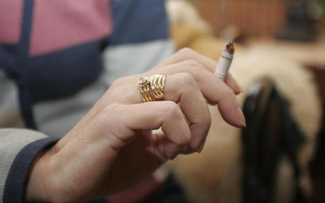 Una persona, con un cigarro en la mano