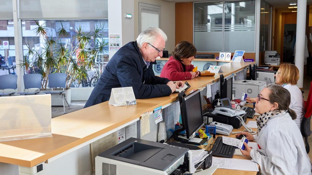 Un paciente cogiendo una cita en un ambulatorio.