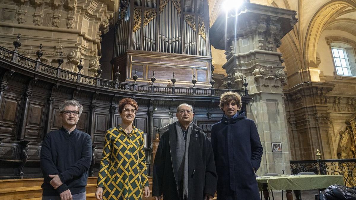 Denis Lacorre, Mari Jos&eacute; Teller&iacute;a, Edorta Kortadi y Jon Insausti han presentado los trabajos de restauraci&oacute;n del &oacute;rgano Cavaill&eacute;-Coll de la bas&iacute;lica de Santa Mar&iacute;a.