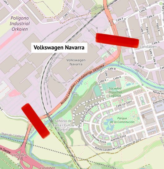 Vía cortada tras el accidente, junto a VW Navarra.