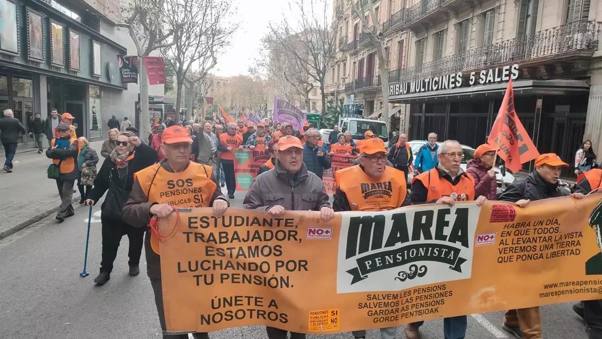 Pensionistas han reclamado la revalorización de sus prestaciones con una manifestación este lunes en Barcelona.