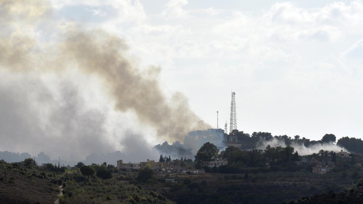 Columnas de humo tras un ataque de Hizbulá a un puesto del ejército israelí en la frontera entre Líbano e Israel.