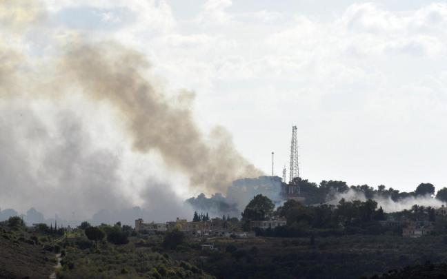 Columnas de humo tras un ataque de Hizbulá a un puesto del ejército israelí en la frontera entre Líbano e Israel.