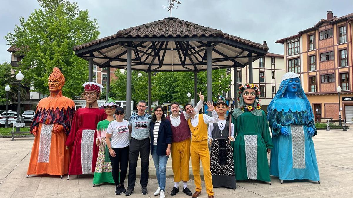 Nuria Alzaga junto a representantes de Bidasoako Erraldoiak y de A&B Shows.
