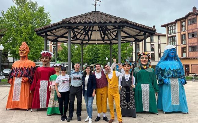 Nuria Alzaga junto a representantes de Bidasoako Erraldoiak y de A&B Shows. / A.M.S. Nuria Alzaga junto a representantes de Bidasoako Erraldoiak y de A&B Shows.