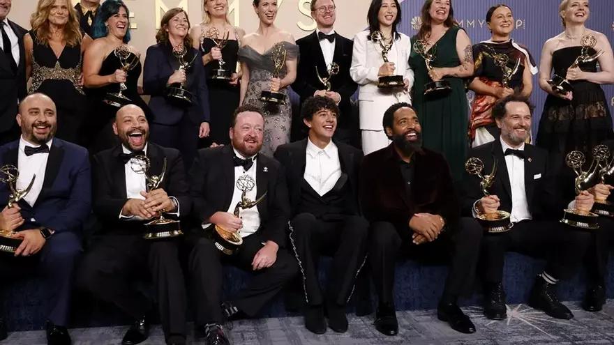El elenco y el equipo de la serie ganadora del premio a la Mejor Serie de Comedia por "Widow's Bay" posan en la sala de prensa durante la 78.ª ceremonia anual de los premios Emmy, celebrada en el Peacock Theater de Los Ángeles, California (EE. U