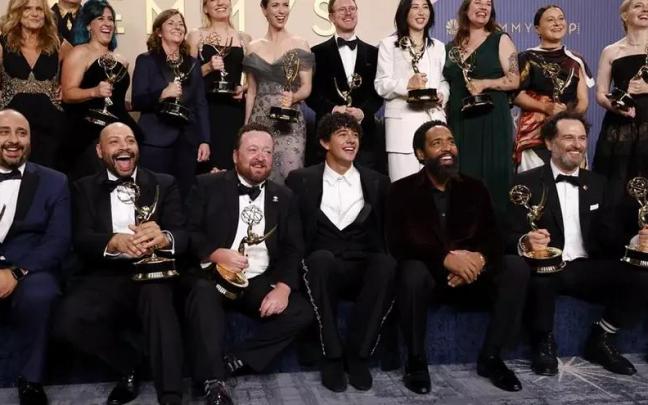 El elenco y el equipo de la serie ganadora del premio a la Mejor Serie de Comedia por "Widow's Bay" posan en la sala de prensa durante la 78.ª ceremonia anual de los premios Emmy, celebrada en el Peacock Theater de Los Ángeles, California (EE. U