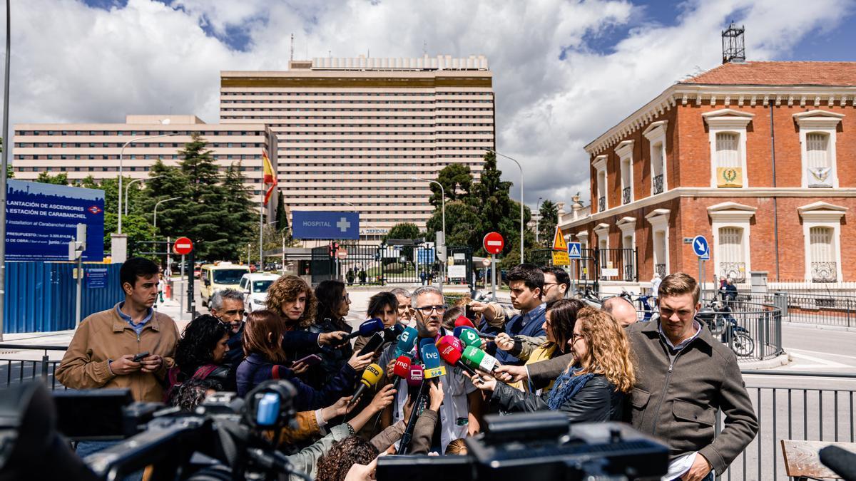 El delegado de CSIF en el Hospital Gómez Ulla, José García, atiende a los medios de comunicación, frente al Hospital Gómez Ulla.