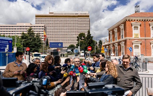 El delegado de CSIF en el Hospital Gómez Ulla, José García, atiende a los medios de comunicación, frente al Hospital Gómez Ulla.