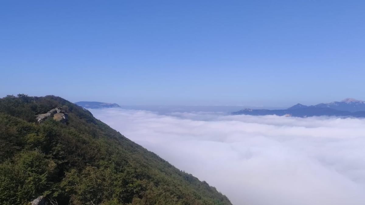 Desde la cresta el mar de nubes