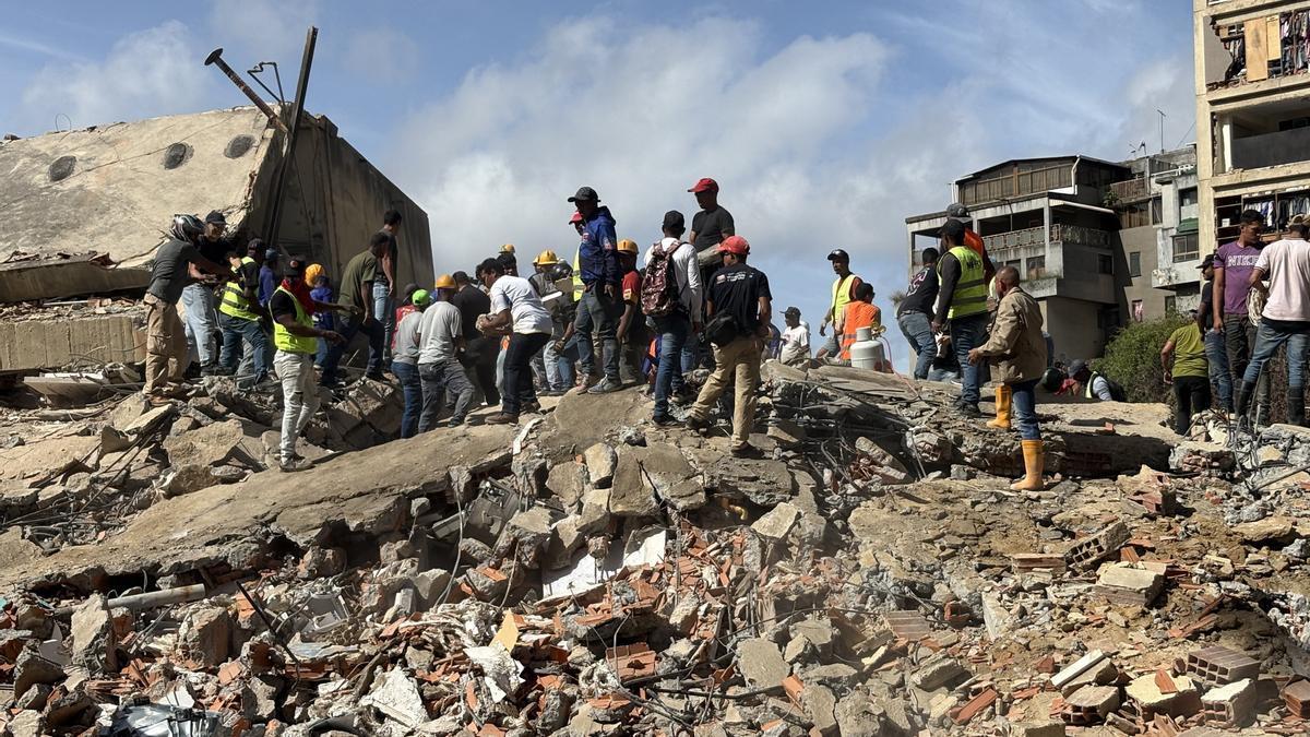 Voluntarios remueven escombros tras el terremoto en Venezuela