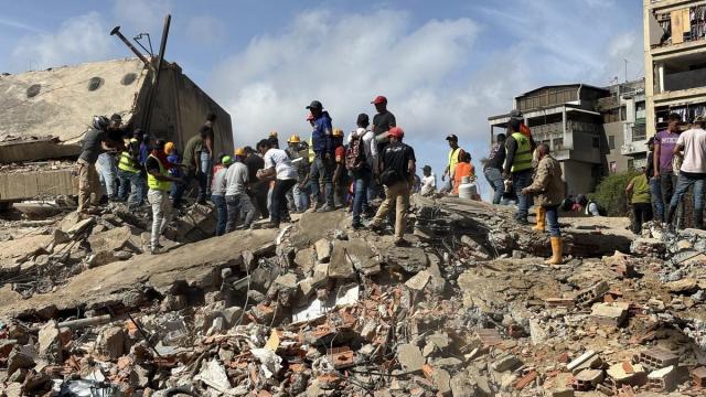 Voluntarios remueven escombros tras el terremoto en Venezuela