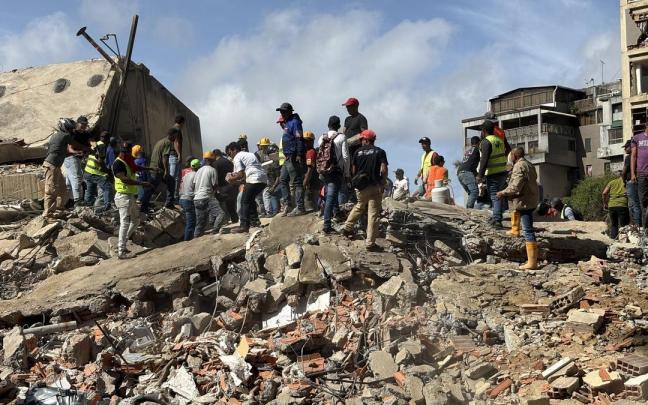 Voluntarios remueven escombros tras el terremoto en Venezuela