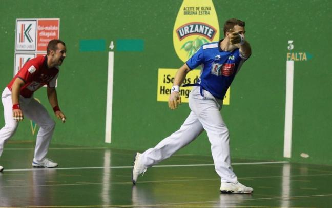Artola ejecuta una dejada ante la mirada de Elordi en el partido de Tafalla.