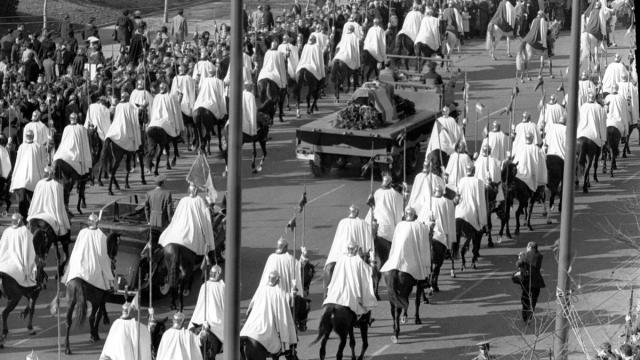 Traslado del féretro con los restos mortales de Franco desde el Palacio Real al Valle de los Caídos, donde recibió sepultura.
