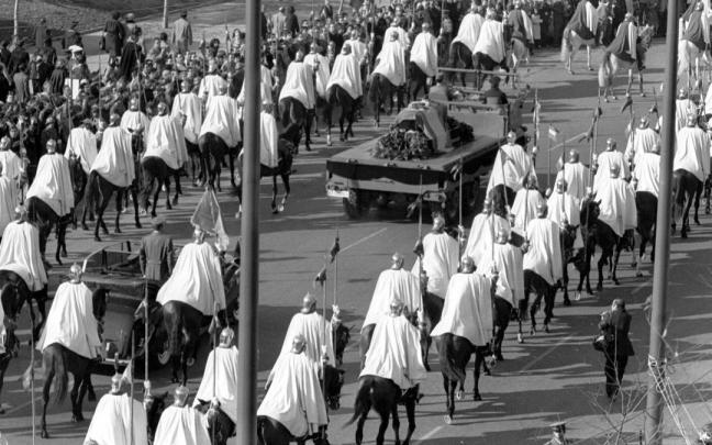 Traslado del féretro con los restos mortales de Franco desde el Palacio Real al Valle de los Caídos, donde recibió sepultura.
