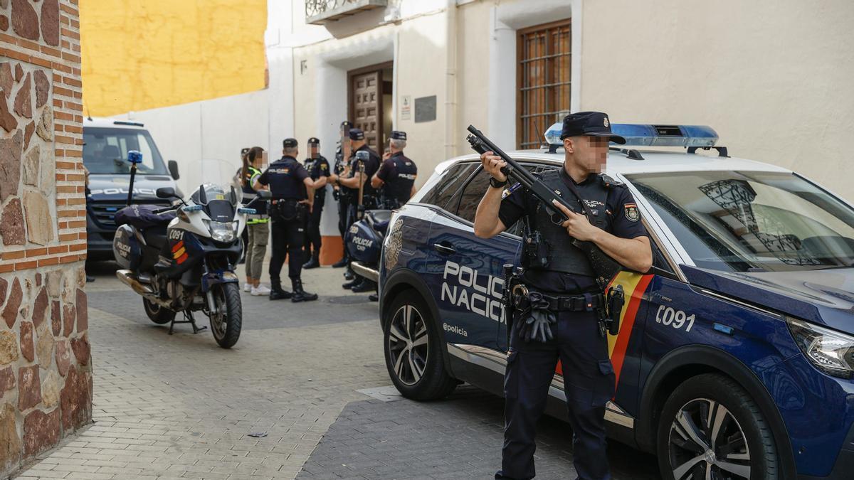 Agentes de la Policía Nacional custodian la entrada al juzgado de Illescas donde han declarado los acusados del crimen.