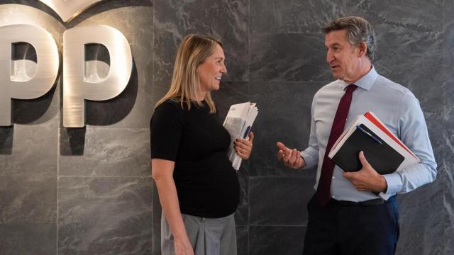 Alma Ezcurra y Alberto Núñez Feijóo en la sede del PP en Génova (Madrid)