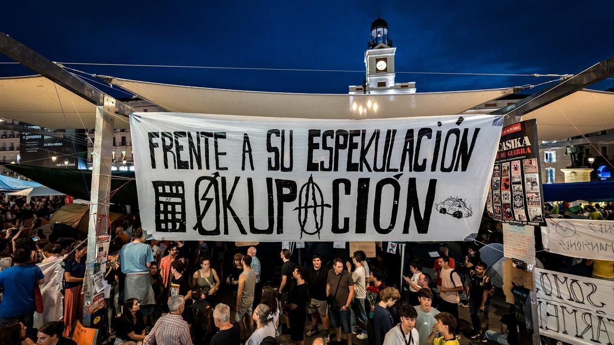 Numerosas personas pasan la segunda noche acampados en Sol.