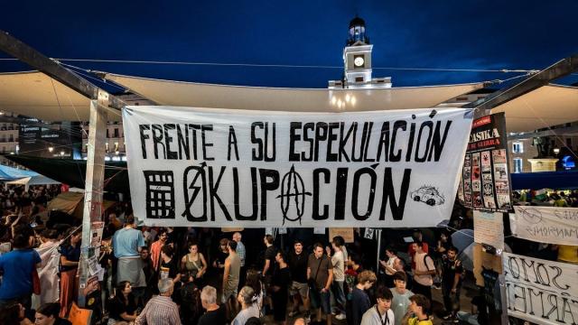 Numerosas personas pasan la segunda noche acampados en Sol.