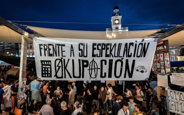 Numerosas personas pasan la segunda noche acampados en Sol.