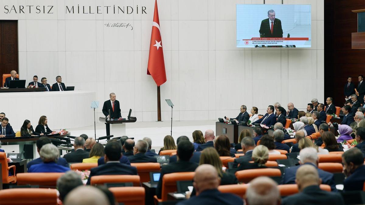 Erdogan interviene ante el parlamento turco en una imagen de archivo.