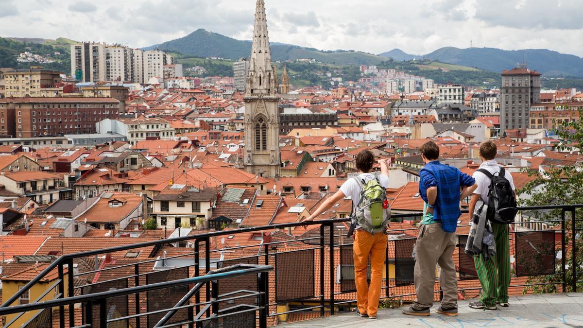 Turistas disfrutan de las vistas del Casco Viejo de Bilbao