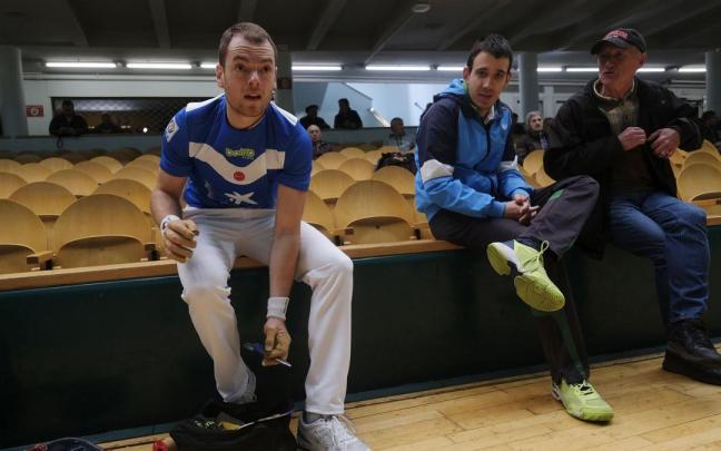 José Javier Zabaleta y Unai Laso eligen material para su encuentro de cuartos de final del Manomanista en el Labrit.