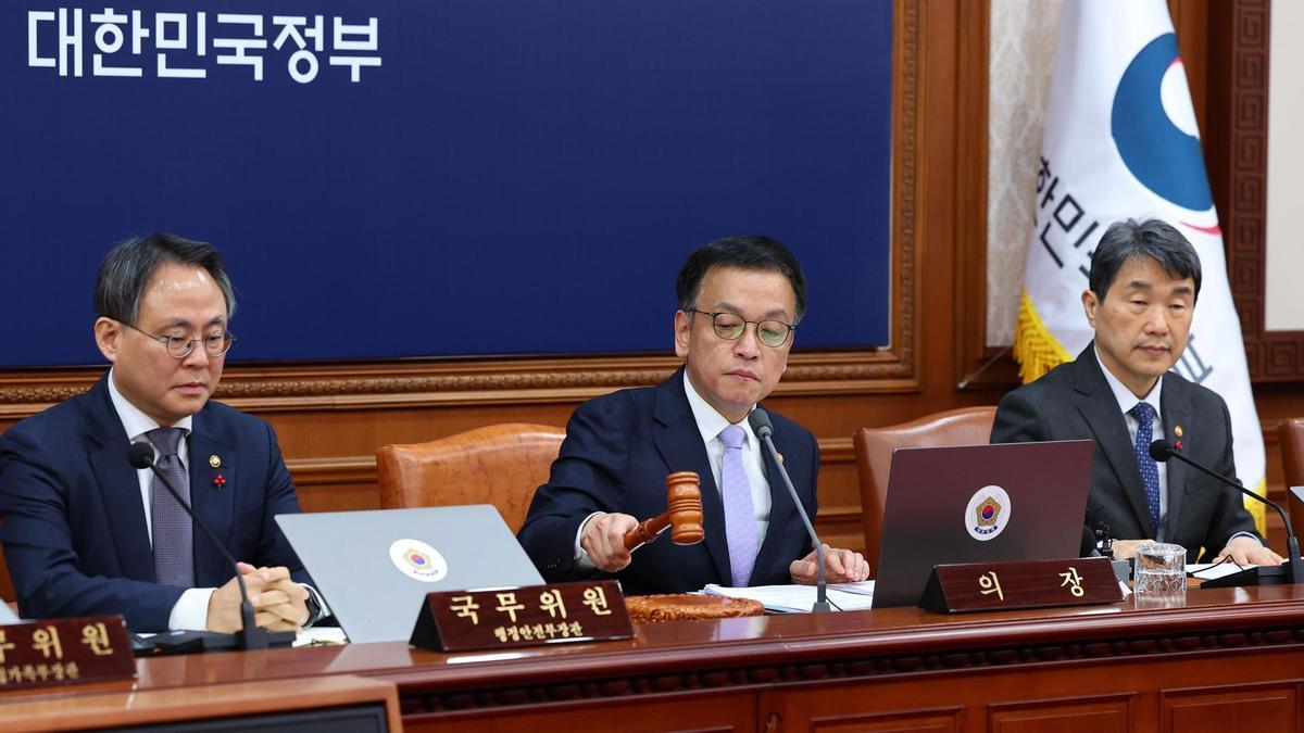 El presidente interino de Corea del Sur, Choi Sang-mok, da comienzo a una reunión del Gobierno.