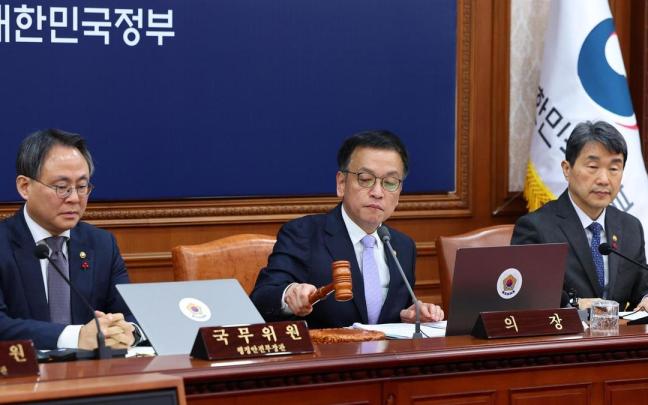 El presidente interino de Corea del Sur, Choi Sang-mok, da comienzo a una reunión del Gobierno. / EFE El presidente interino de Corea del Sur, Choi Sang-mok, da comienzo a una reunión del Gobierno.