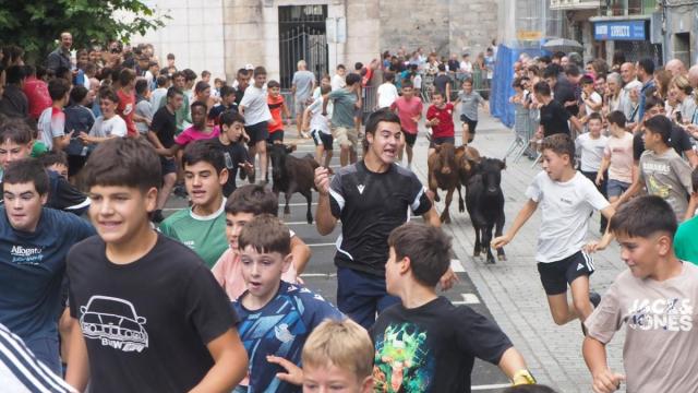 El encierro infantil ha contado con una alta participación, tanto de corredores como de público, en su retorno al programa festivo.