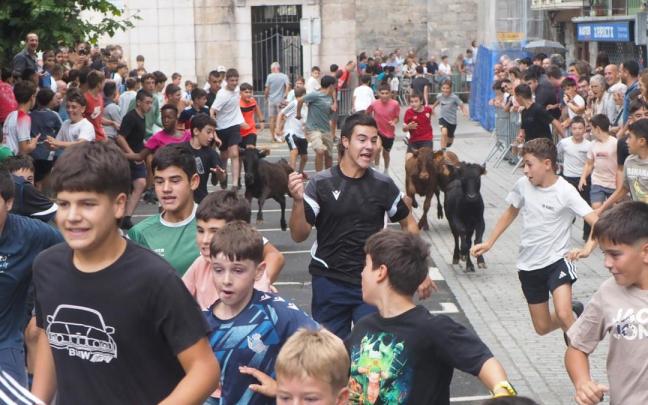 El encierro infantil ha contado con una alta participación, tanto de corredores como de público, en su retorno al programa festivo.