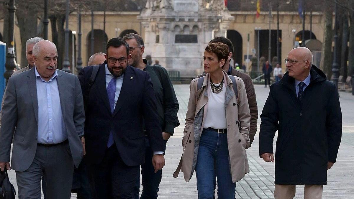 Chivite, acompañada por los consejeros Aierdi, Remírez y Ciriza, a su llegada ayer al Parlamento foral.