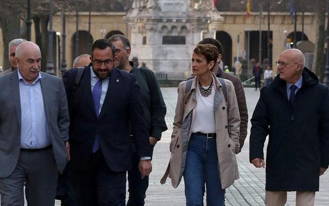 Chivite, acompañada por los consejeros Aierdi, Remírez y Ciriza, a su llegada ayer al Parlamento foral.