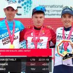Pello Bilbao (d), en el podio del UAE Tour.