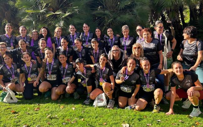 El grupo de running impulsado por Txingudiko Elkarte Feminista de Irun tras realizar la Behobia-San Sebastián el pasado noviembre.