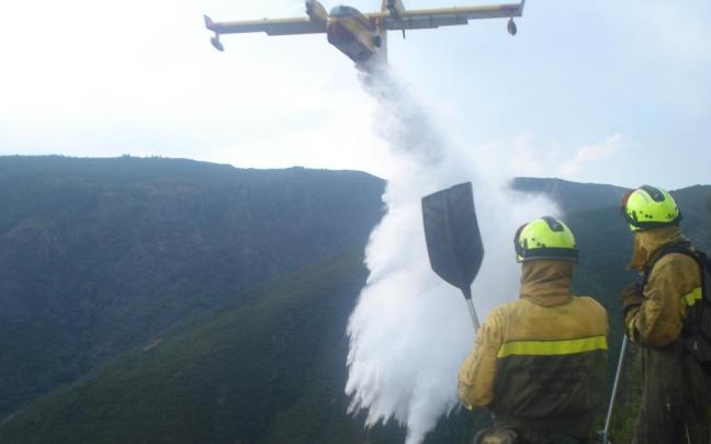 Un avión participa en las labores de extinción de incendios