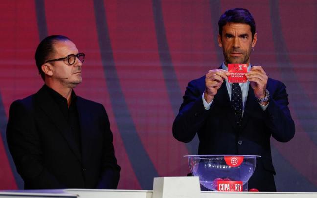 Xabi Prieto muestra la papeleta de la Real Sociedad, en el sorteo celebrado este miércoles en Madrid. / EUROPA PRESS