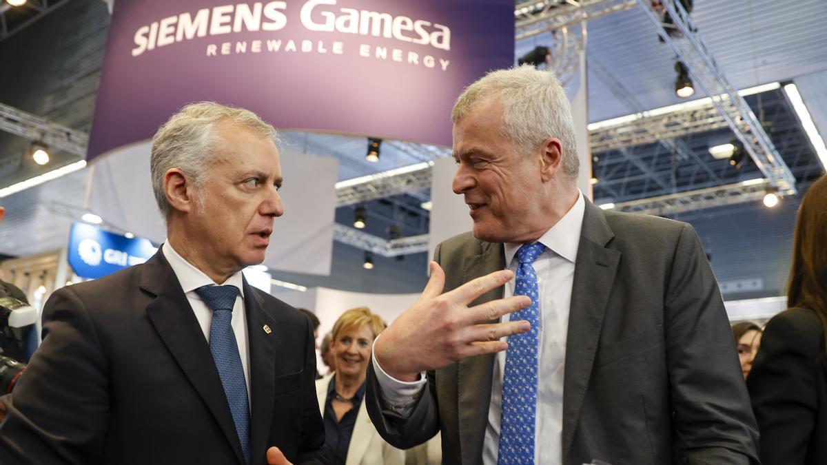 El lehendakari recorriendo los stands del WindEurope.