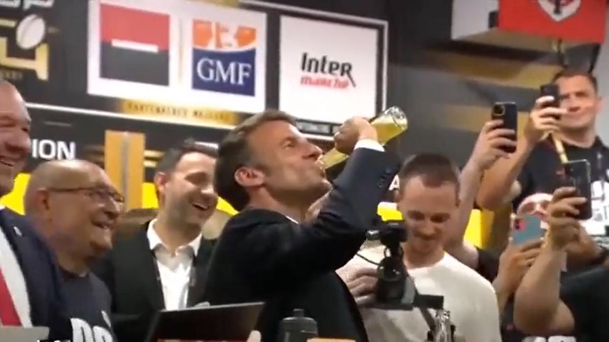 Macron engullendo la cerveza.