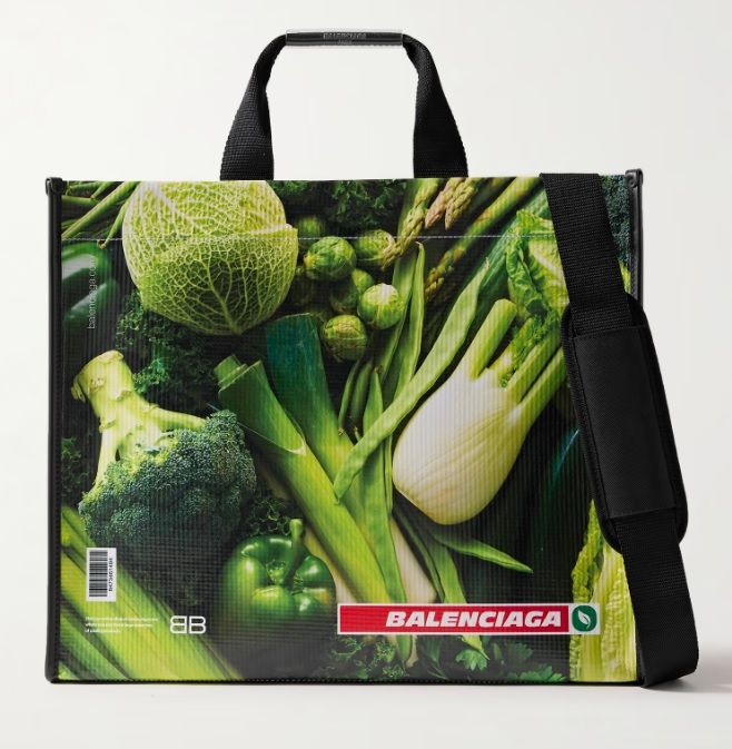 Bolso de gran capacidad con el nombre de la marca impreso.